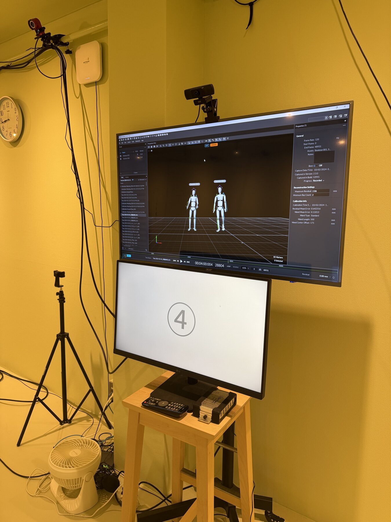 収録モニターとスタジオ機材